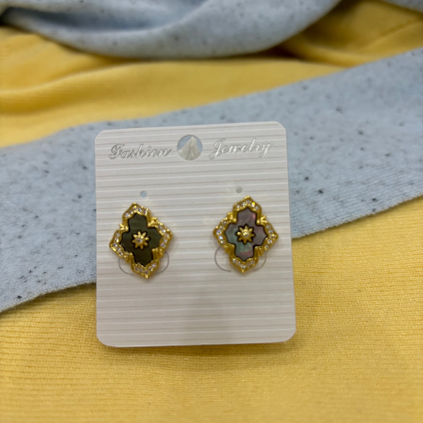 French vintage shell stud earring